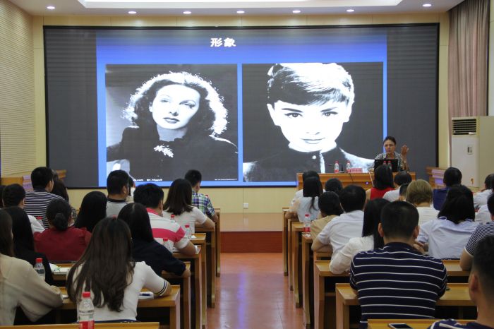 1527466925706840.jpg 03沙小丹为学员们授课.jpg