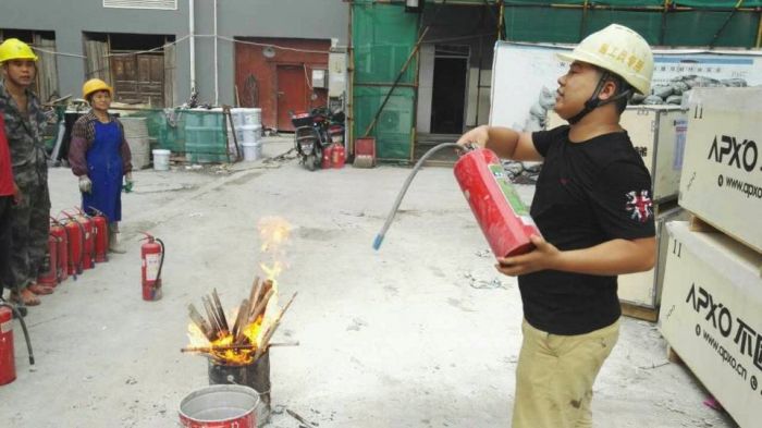 1530764698126612.jpg 向金涛在做灭火器操作示范.jpg