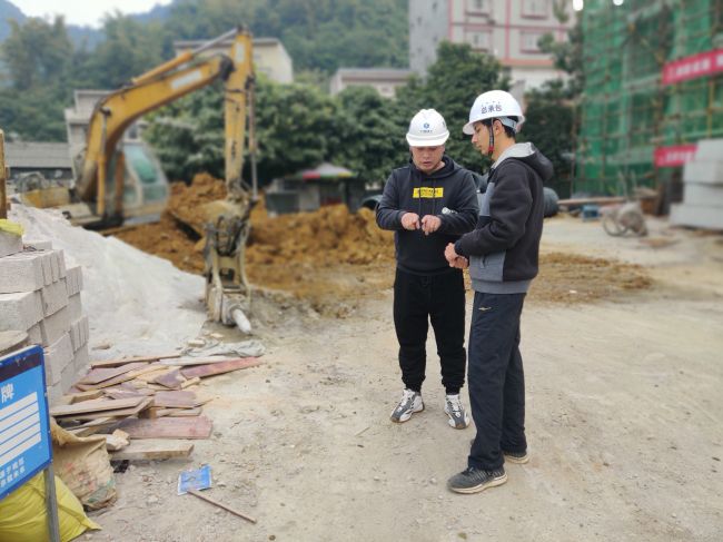 1609987892109601.jpg 黄修书(左一)正在和青年交流.jpg