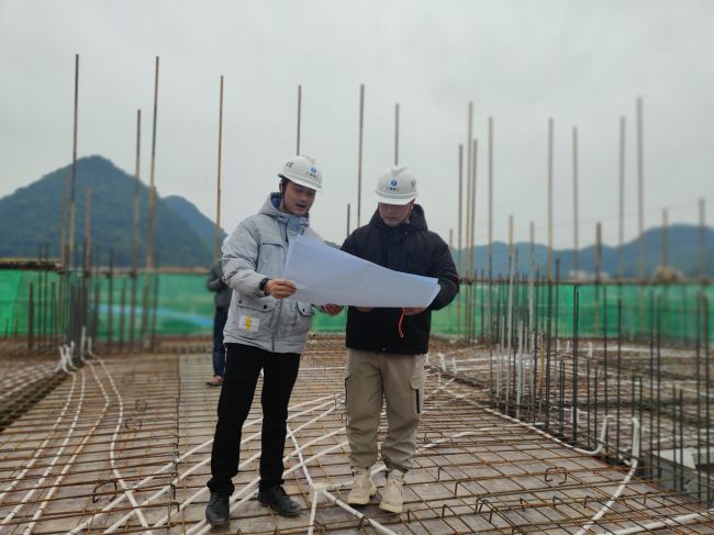 1609987953103620.jpg 黄修书(右一)加入钢筋验收.jpg