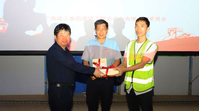 1621932439120166.jpg 公司党委向分公司党支部和项目党支部赠送红色书籍(修图).jpg