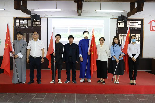 1621932769140253.jpg 向青年职工授”青年突击队“旗帜(修图).jpg