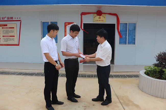 ���ͺ�ɫ�鼮�������� �㣨��ͼ��.jpg