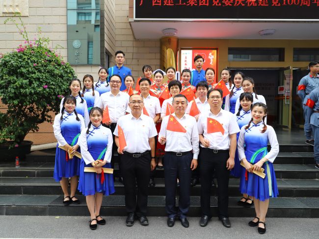 1626422925184219.jpg 领导与演职人员合影。李立云 摄.jpg