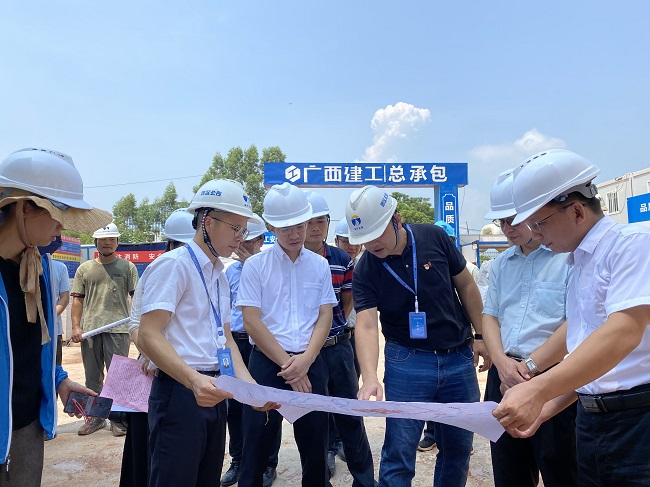 1633741029125222.png 听取项目情况汇报(修图).png