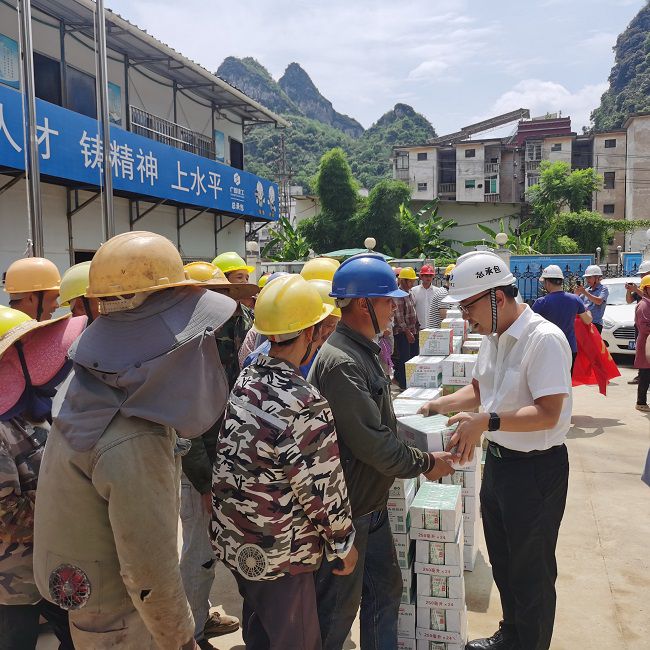 1659054496977940.jpg 发放慰问品。陈享 摄(修图).jpg