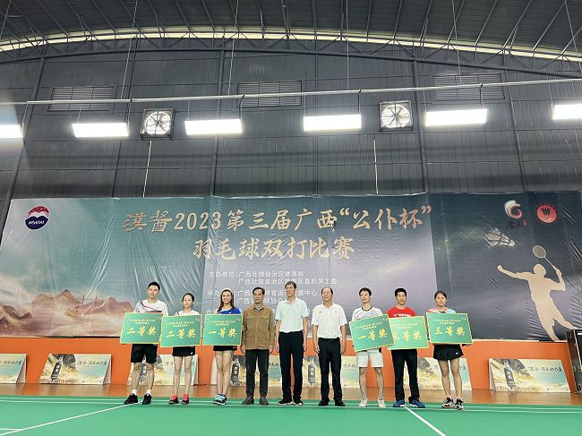 1684141354955649.jpg 公司选手(左三、右三)上台领奖(修图).jpg