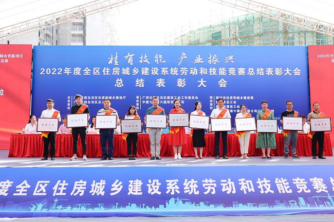 1685924183565781.jpg Èý·Ö¹«Ë¾µ³Ö§²¿Êé¼Ç¡¢¸±×ܾÀíÀîÕñÊࣨ×óÈý£©ÉĮ̈ÁìÈ¡¡°ÓÅʤµ¥Î»¡±½±.jpg